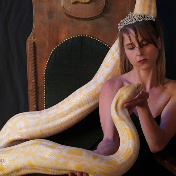 Meet your Posher, Christina - Picture 3 of 3